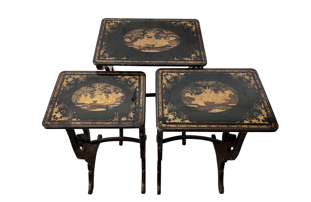 Nest of three black lacquered chinoiserie tables with gilt decorative scenes - Antique Side Tables