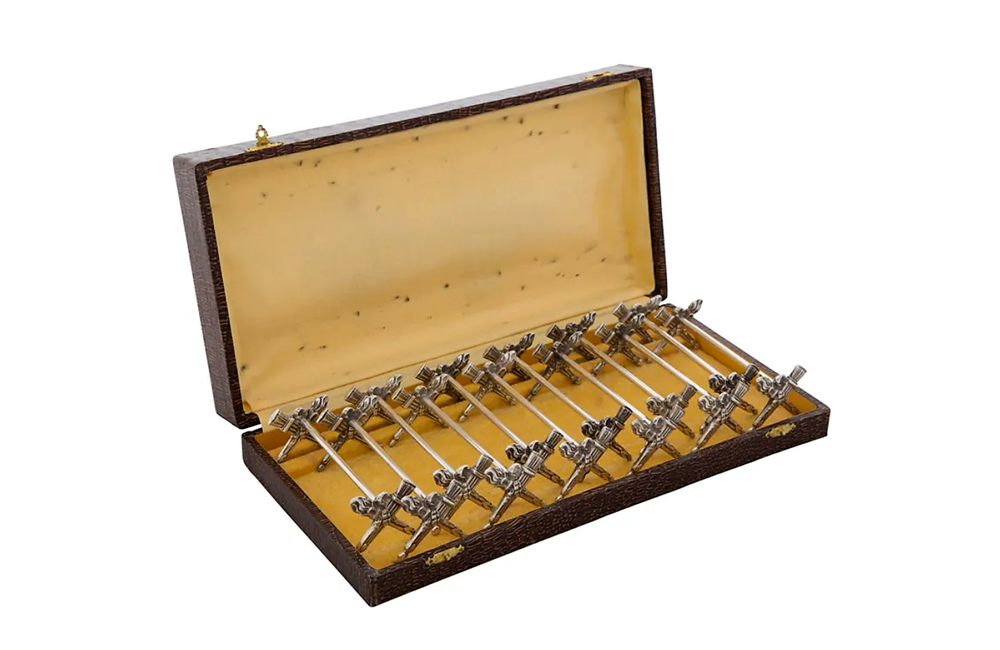 NE0-CLASSICAL REVIVAL KNIFE RESTS