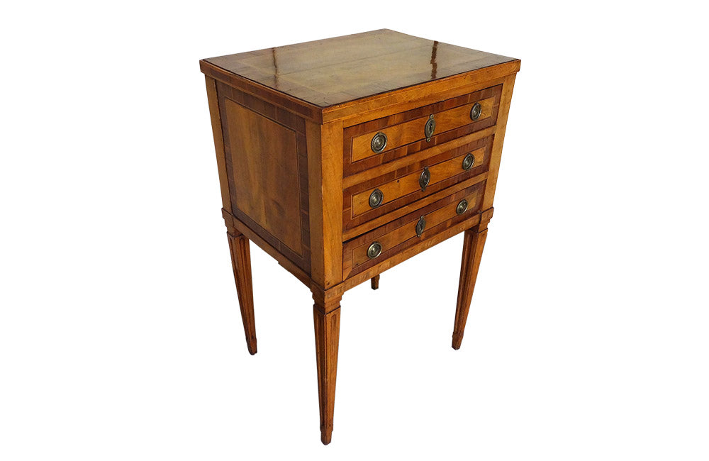 18TH CENTURY PETITE CHEST OF DRAWERS / SIDE TABLE