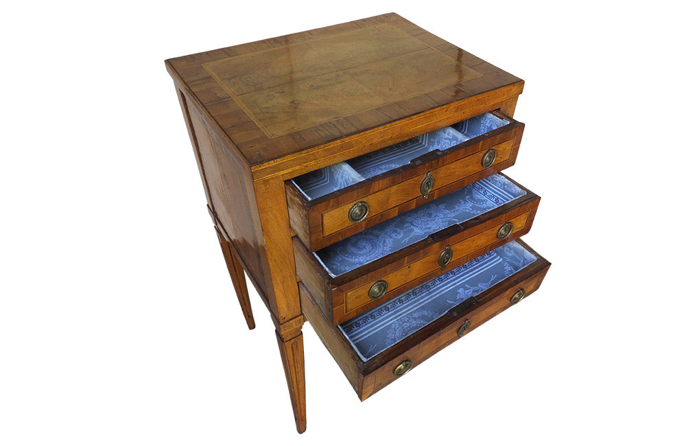 18TH CENTURY PETITE CHEST OF DRAWERS / SIDE TABLE