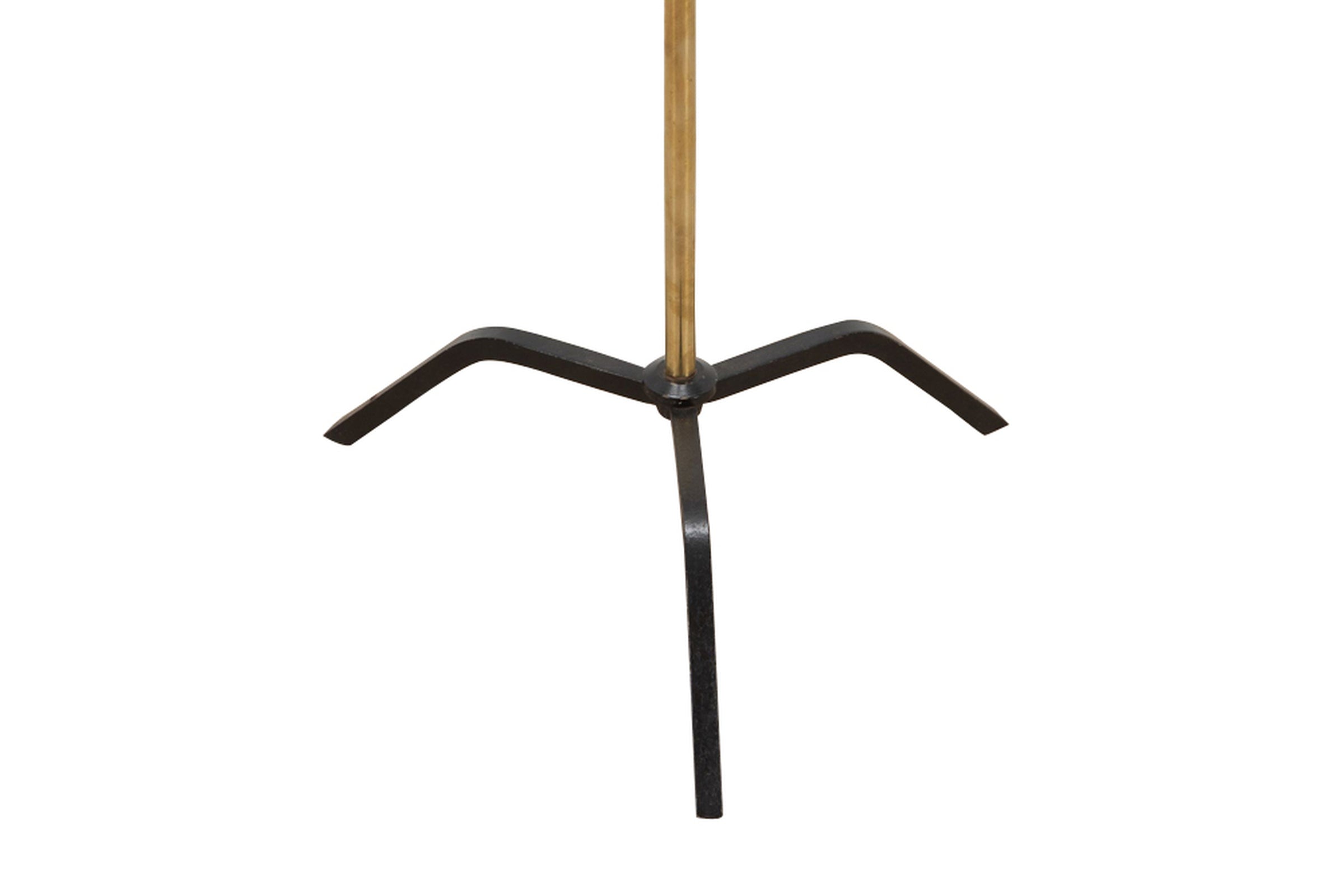 Telescopic brass floor lamp on iron tripod base - Mid century floor lamps - French