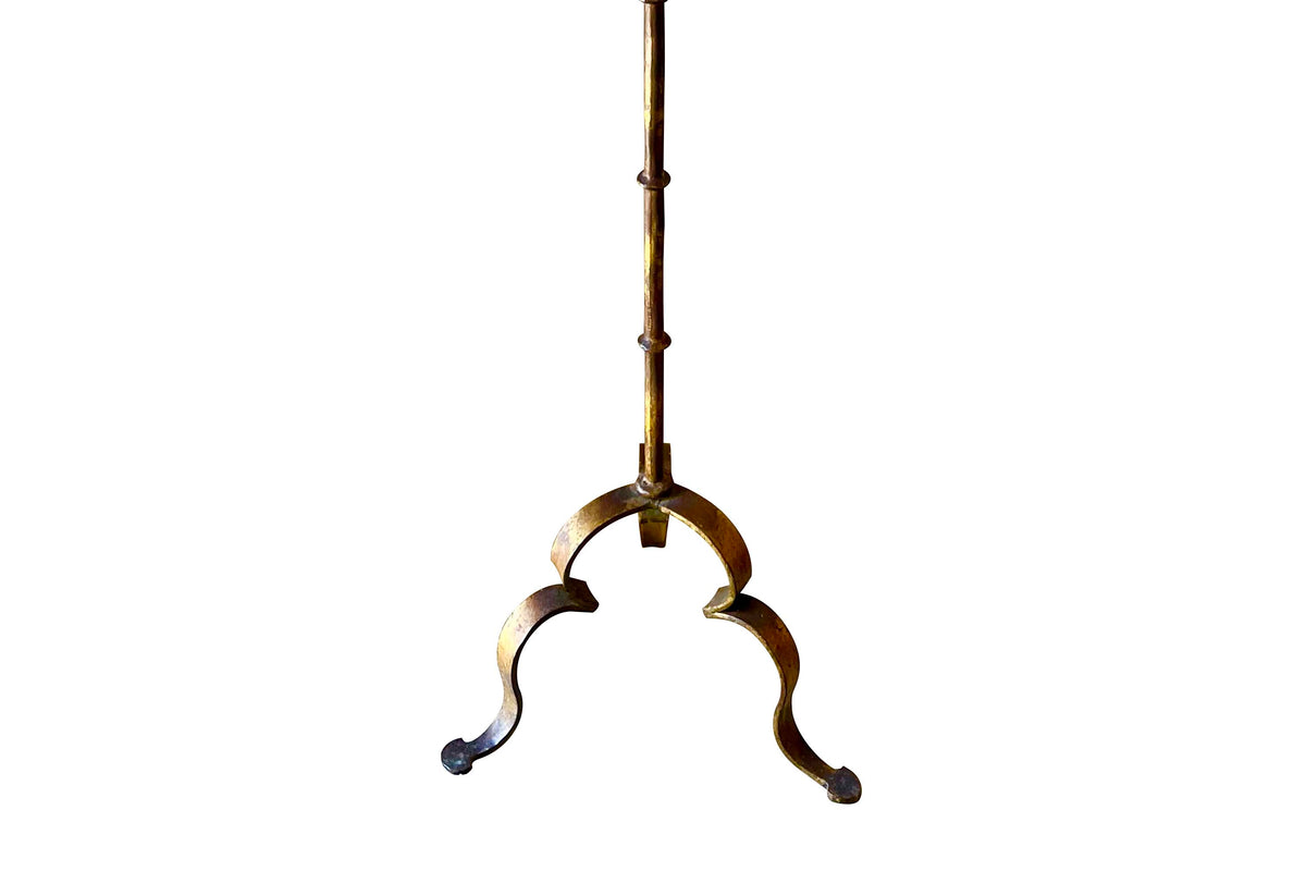 A sculptural Mid-Century Spanish floor lamp in gilt iron, dating from the 1950–60s. 