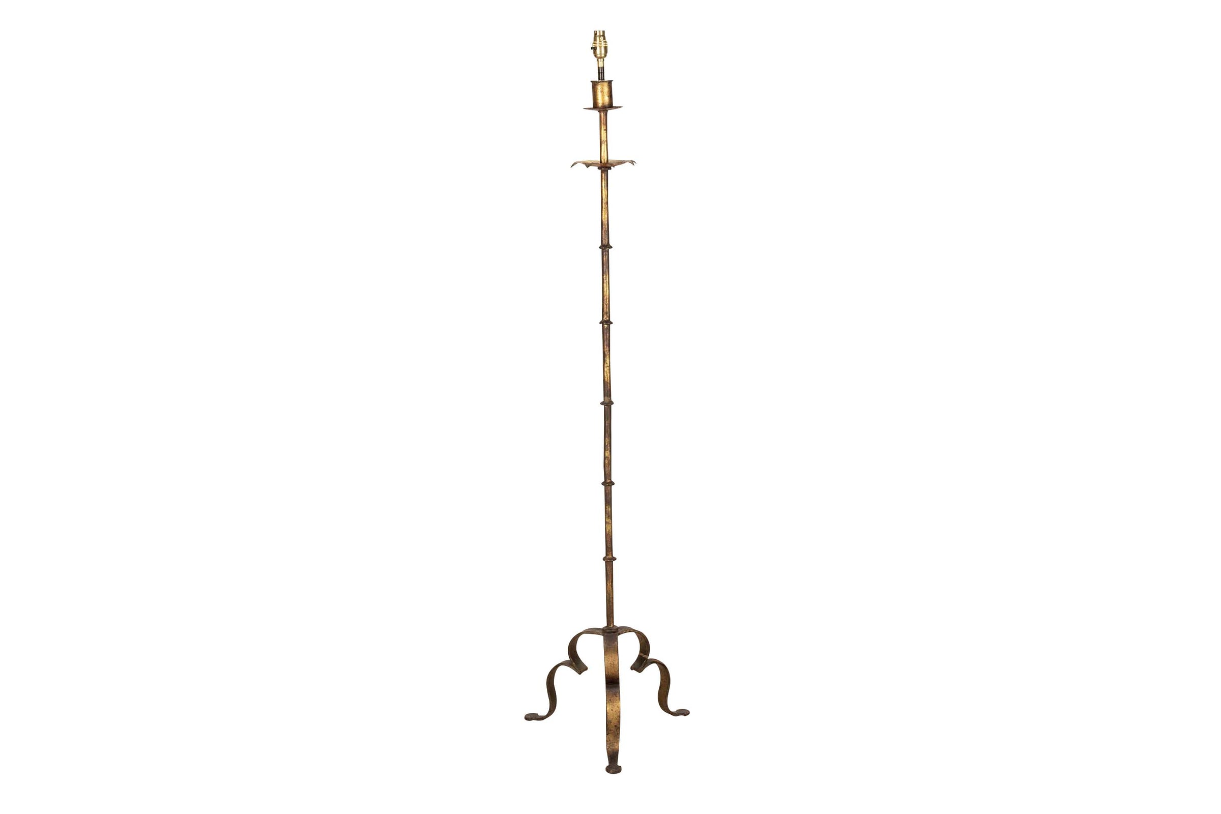 A sculptural Mid-Century Spanish floor lamp in gilt iron, dating from the 1950–60s. 