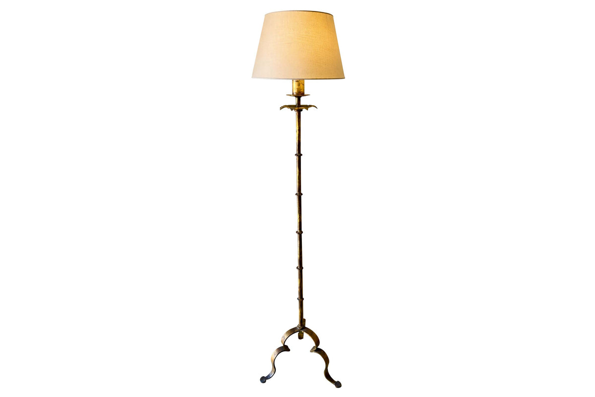A sculptural Mid-Century Spanish floor lamp in gilt iron, dating from the 1950–60s. 