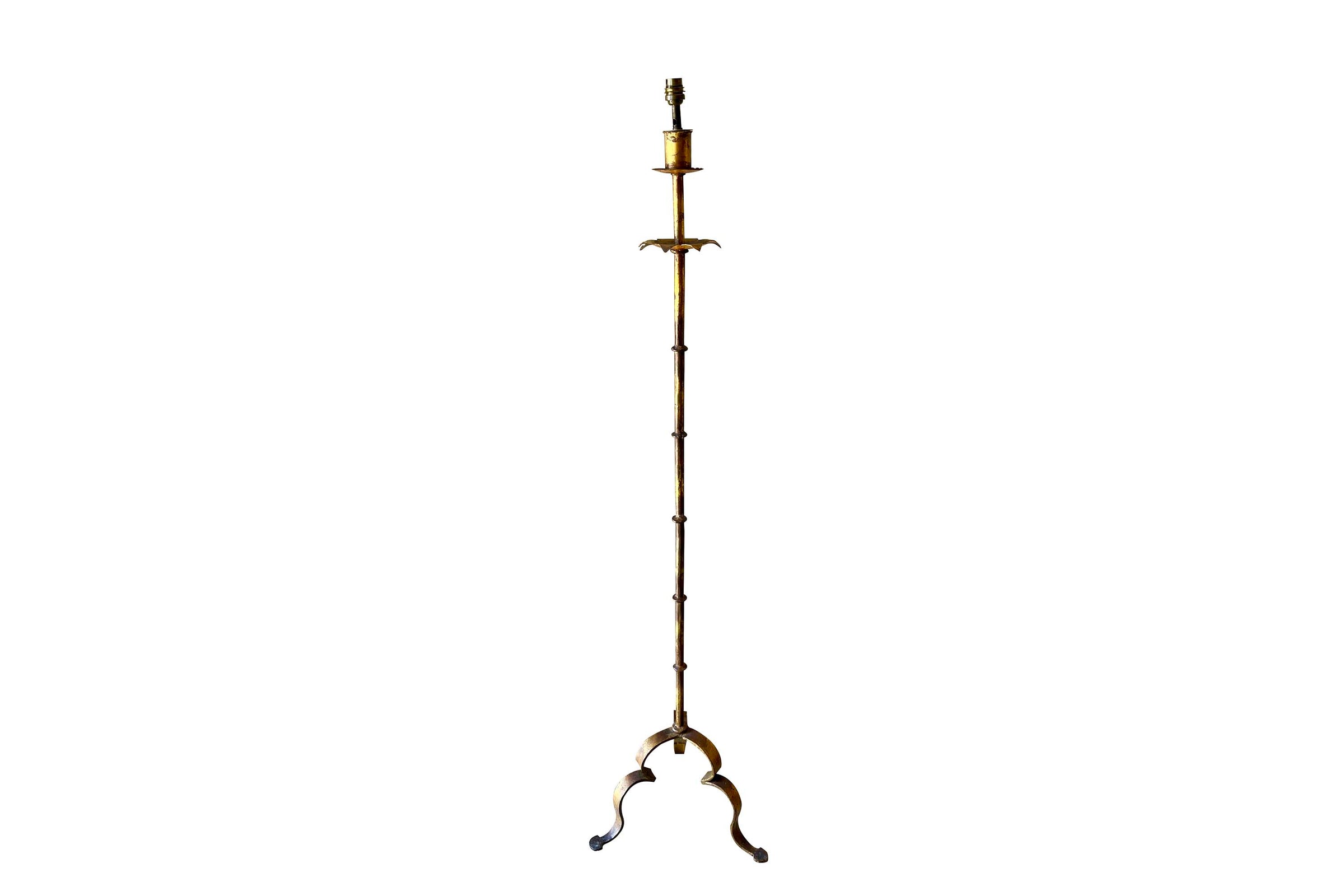 A sculptural Mid-Century Spanish floor lamp in gilt iron, dating from the 1950–60s. 