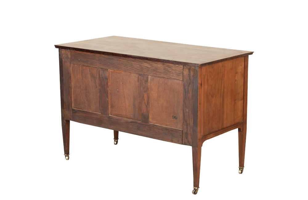 Early 20th Century English Georgian Revival commode of lovely proportions.