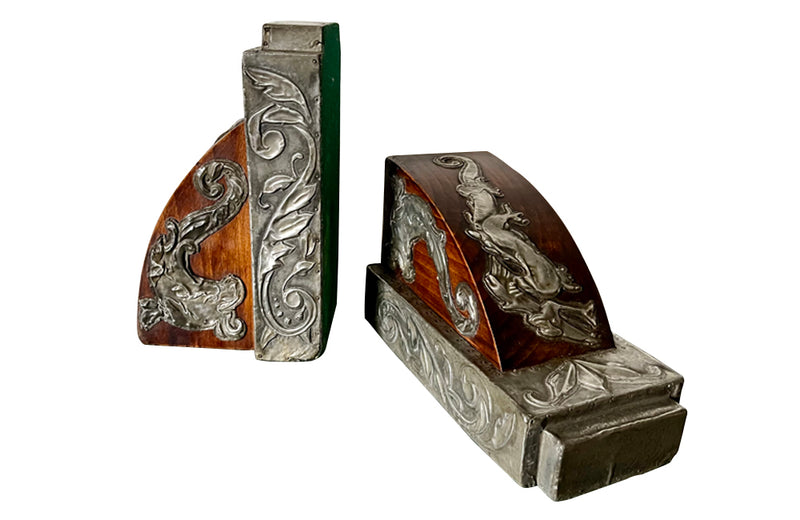 PAIR OF DECORATIVE CHINOISERIE BOOKENDS